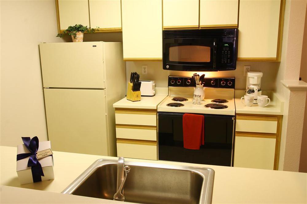 Bayside Village San Francisco Room photo